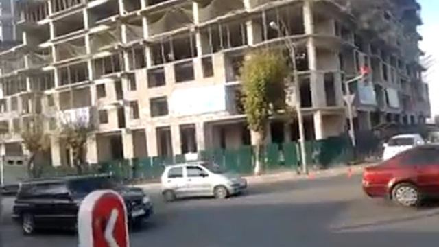 Город Ош. Строительство основного каркаса жилого комплекса "Башни города Ош" близки к завершению. смотреть онлайн