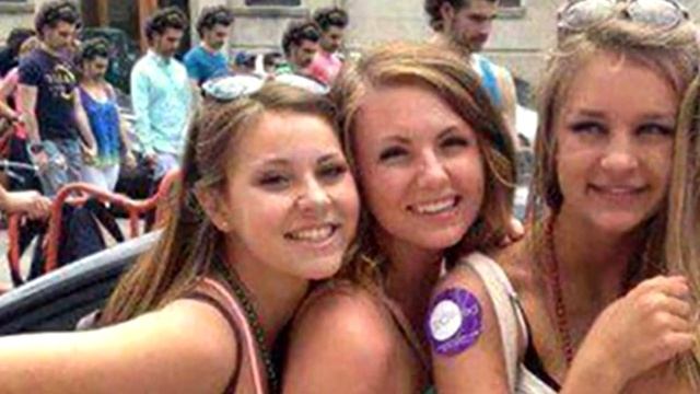 Кажется что это обычное фото девушек, но если отдалить камеру назад...