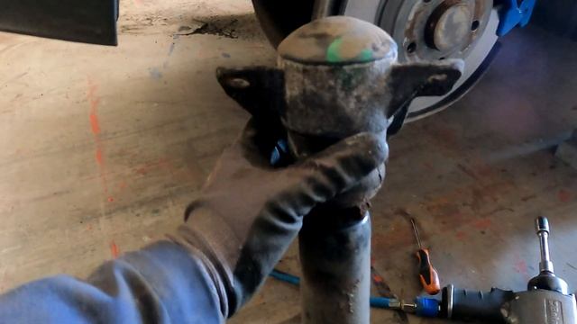 Audi A4/A5/Q5 B8 - Wymiana amortyzatorów tył/Rear shock absorbers replacement смотреть онлайн