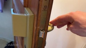 Звук открытия двери со скрипом и закрытия с хлопком