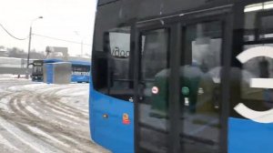 Электробус «53» (КАМАЗ-6282) прибывает на остановку «Метро Владыкино» (06.02.2022)