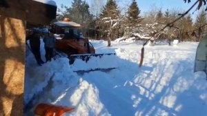 ДТ 75 чистит снег в деревне
