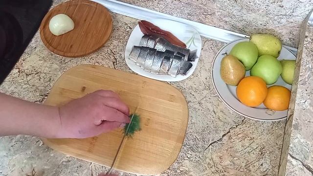 ОДИН ИЗ САМЫХ ЛУЧШИХ СПОСОБОВ БЫСТРО РАЗДЕЛАТЬ И ВКУСНО ПОДАТЬ СЕЛЕДКУ К СТОЛУ. СЕЛЕДКА ВКУСНАЯ.
