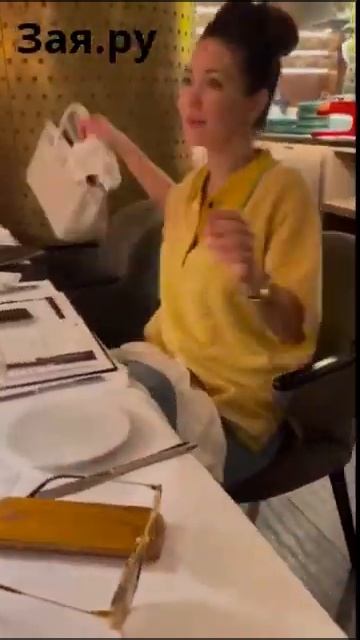 Забавное видео как Екатерина Климова ходит ресторан #семья смотреть онлайн