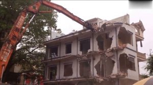 Видео работ по сносу зданий с использованием тяжелой техники