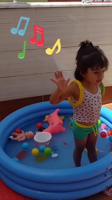 #Shorts BEBÉ en la PISCINA! #bebéenpiscina #bebecantaybaila смотреть онлайн
