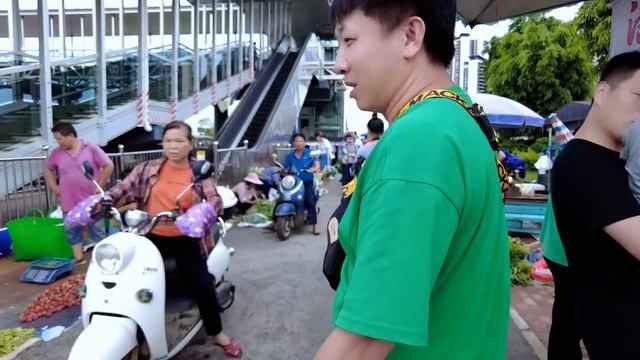 南寧路邊攤，攤販們都好熱情好客，荔枝可以隨意嘗，又是滿載而歸Roadside stalls【我是杰少】