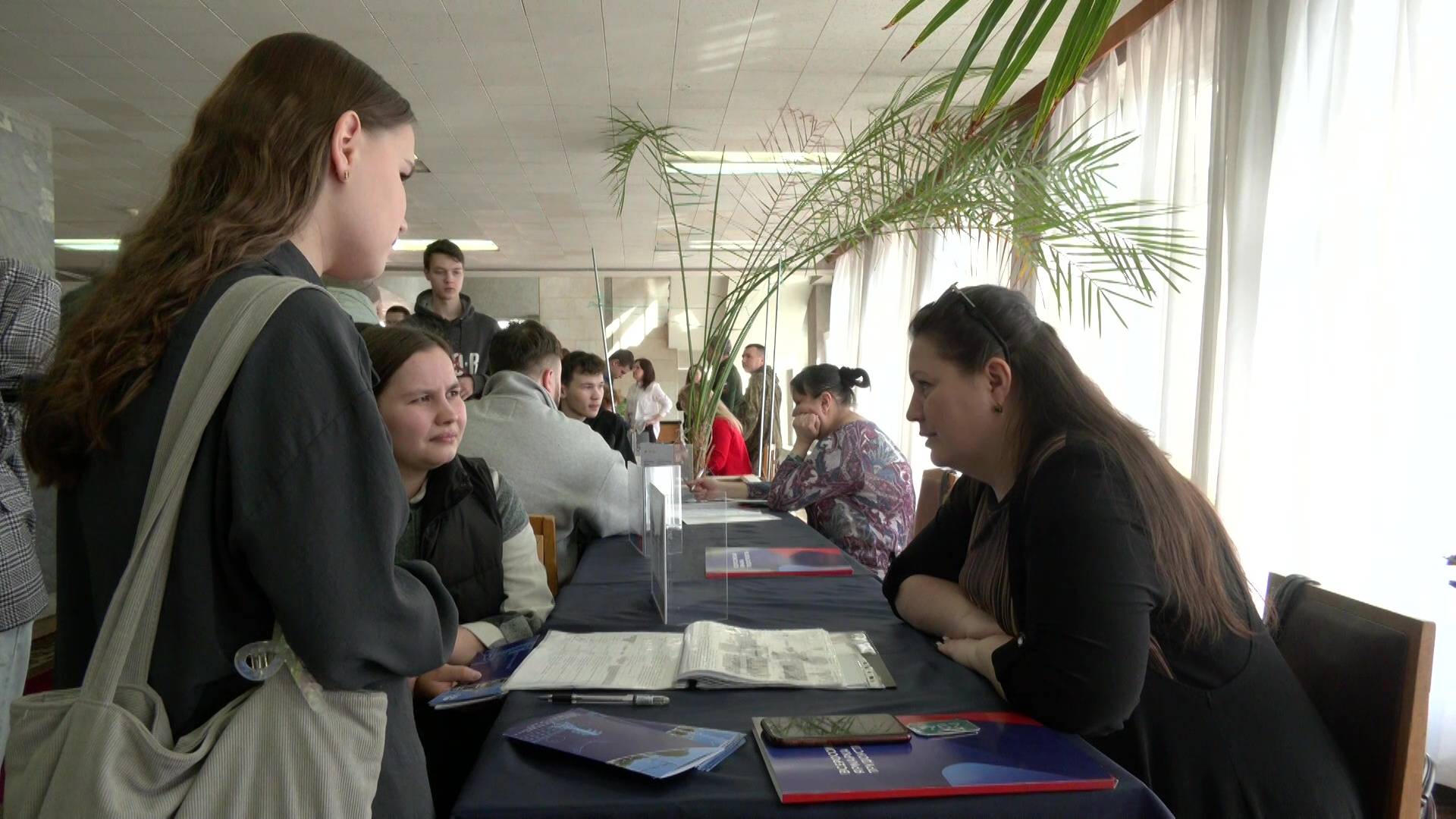 Йошкаролинцам помогли подобрать вакансии на ярмарке «Работа России. Время возможностей» смотреть онлайн