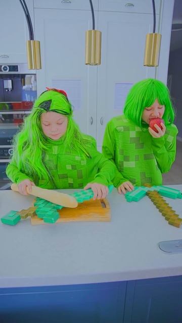 funny sisters from the Minecraft Creeper family! #funny #minecraft #sisters смотреть онлайн