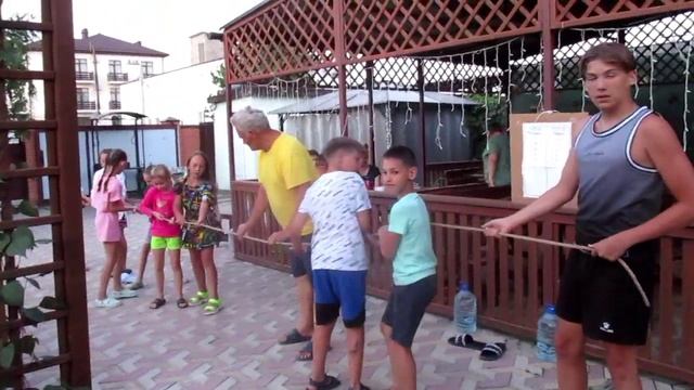 Любимая игра детей-перетягивание каната..))
