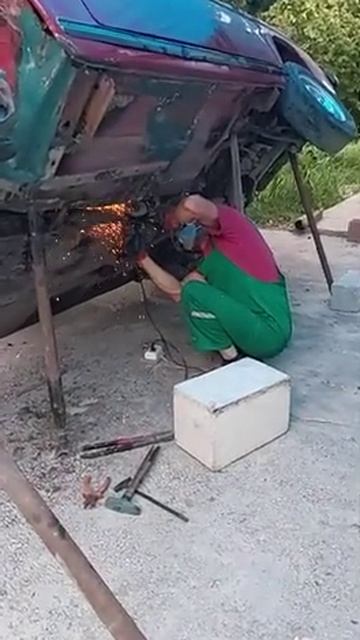Vaz 2106 Qaynaq yerlərinin yonulması 😉 Shaving of welds.. Обработка сварных швов.. смотреть онлайн