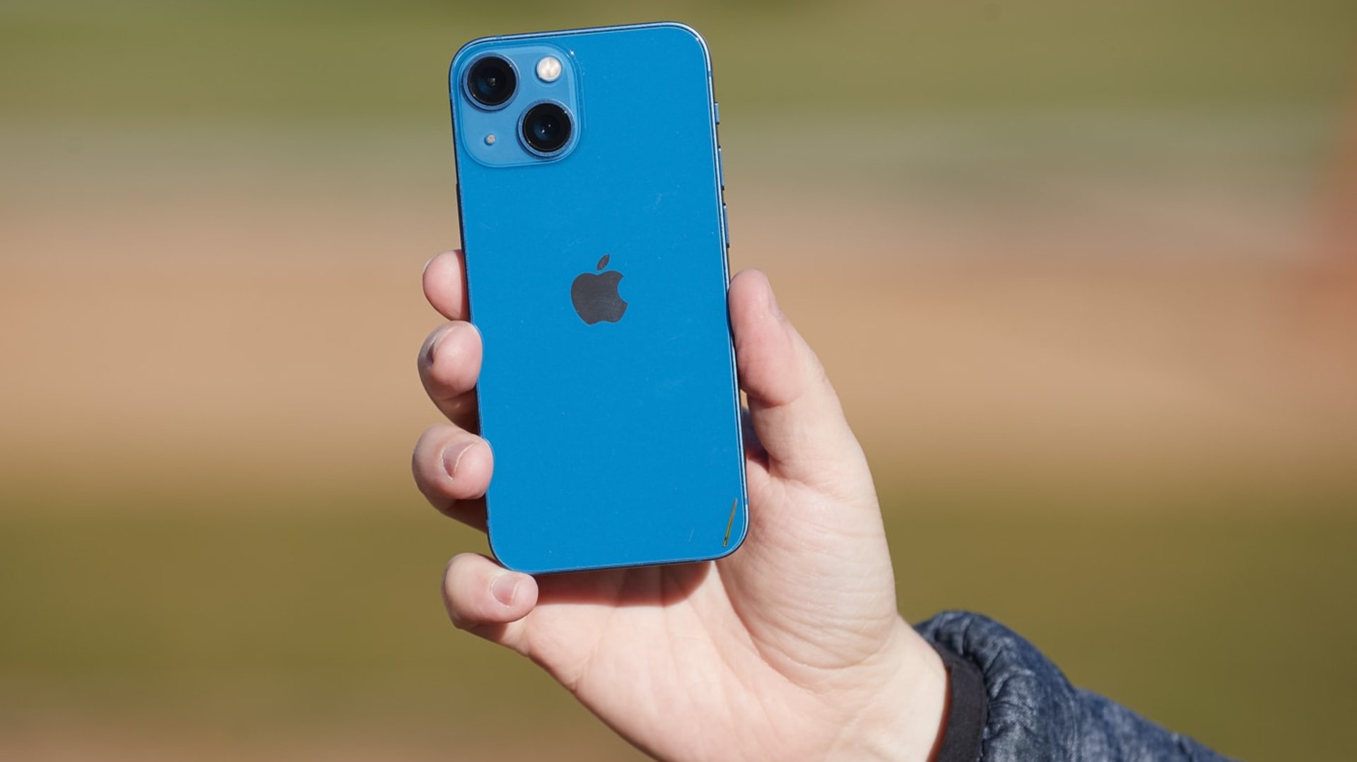 iPhone 13 mini актуален ли в 2025г. смотреть онлайн