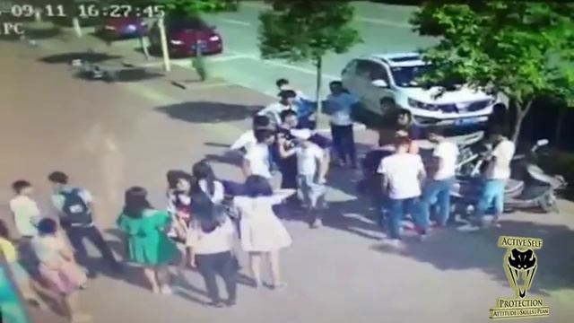 Argument Escalates Into Fight with Machetes смотреть онлайн