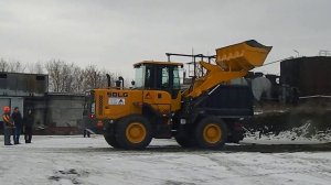 Погрузка щебня фронтальным погрузчиком SDLG 936 L в самосвал HINO 500