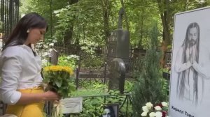 Таинственная незнакомка с цветами на могиле ДеЦла в день рождения _ 40 лет ПЯТНИЦКОЕ КЛАДБИЩЕ 2024