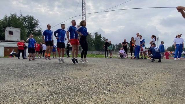 Одно из испытаний спартакиады - прыжки на длинной скакалке/ www.serovglobus.ru смотреть онлайн