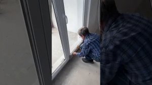 Посмотрите, как легко заменить дверь в балконном блоке, не заказывая новые створки!