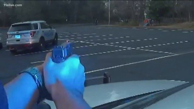 Body camera video shows Athens officers plead with suspect before fatal shooting смотреть онлайн