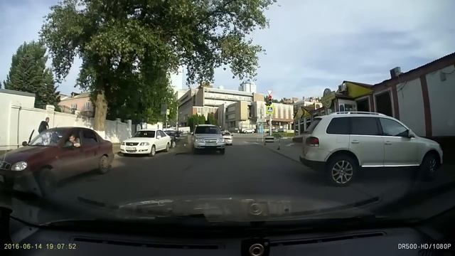 Неудачно открыл дверь смотреть онлайн