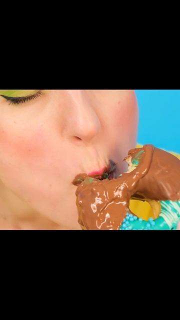 шоколадом покрытые пончики