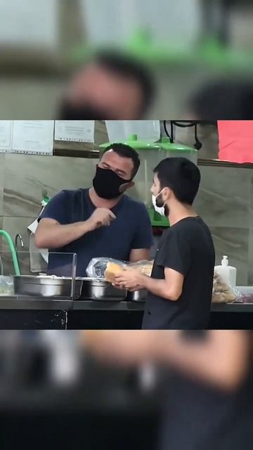 Накормил прохожего🌯 #мусульмане #социальныйэксперимент смотреть онлайн