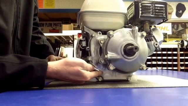How to fill the engine and gearbox on a Honda GX120 and GX160 engine. смотреть онлайн