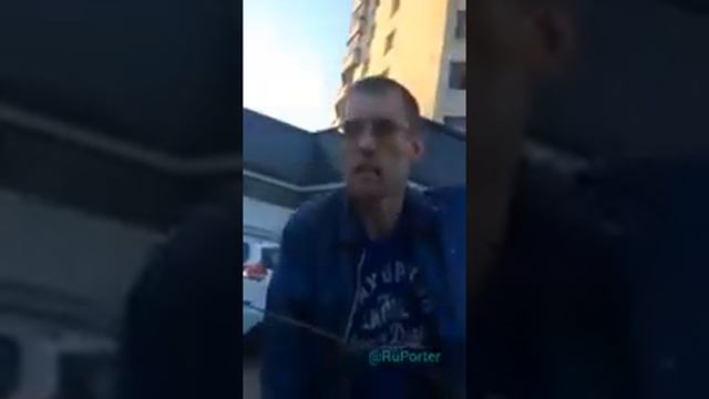Мужик под чем-то показывает боевые искусства смотреть онлайн