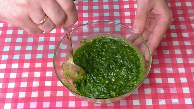 Картофель в зеленом соусе, гости будут в восторге.