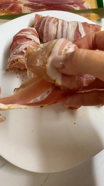 Куриные рулетики в беконе