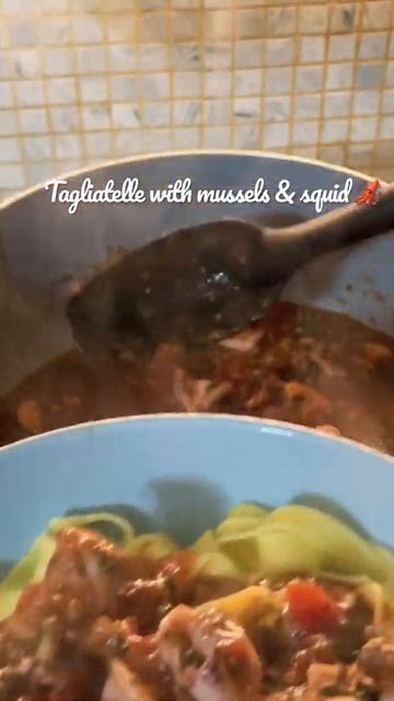 🌍MUSSELS AND SQUID 🦑 ON TAGLIATELLE👩🏻🍳iCook #shorts #tagliatelle #squid #mussels #homecook #cookin