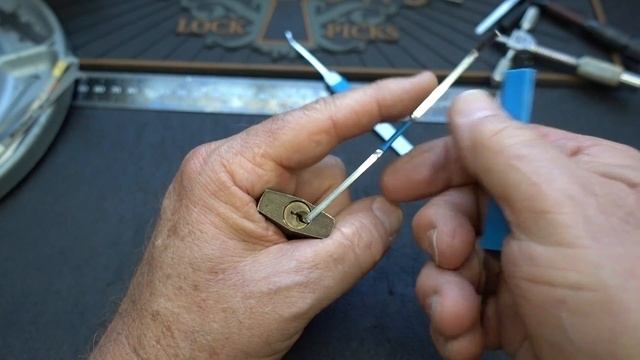 (1747) Tiny American Brand Padlock смотреть онлайн