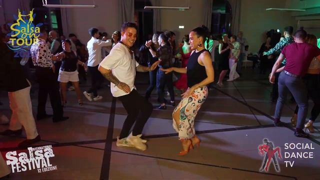 Yuniel Gual & Indira Casin Herrera - Social dancing | Salsa On Tour 2023 (San Vincenzo, Italy) смотреть онлайн