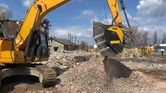 Concasare beton din demolări - cupa de concasare MB Crusher смотреть онлайн