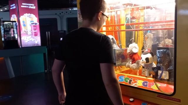 ИГРАЮ В АВТОМАТ НОЖНИЦЫ В ТЦ ЕВРОПЕЙСКИЙ г.Москва смотреть онлайн