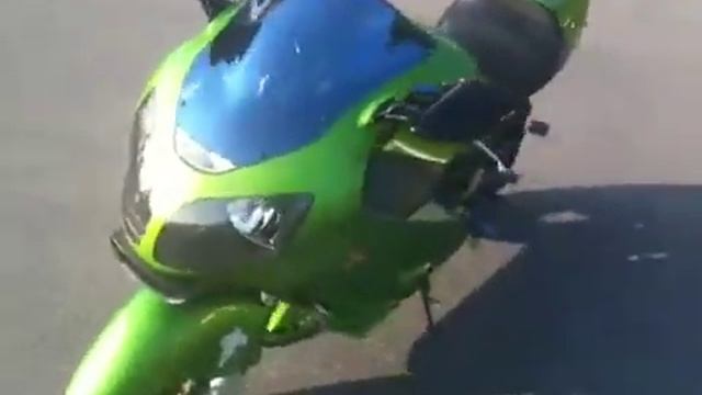 ZX12R Ninja wheelie nice bike wheelie flimed with iPhone смотреть онлайн