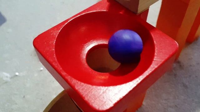 Шарики марблс Satisfying Building Blocks Marble Run With Trix Track, Table, Car And Metal Gutter