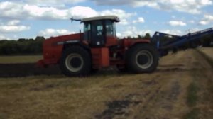 Трактор Buhler Versatile 2375 на пахоте.