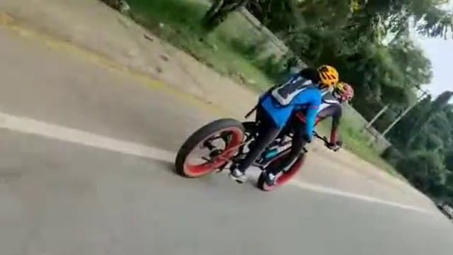 Couple Cycling - FAT TANDEM BIKE смотреть онлайн