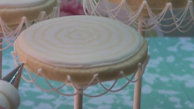 How to Pipe Basic Royal Icing Stringwork and Halloween Spider Web Cookie Pops смотреть онлайн