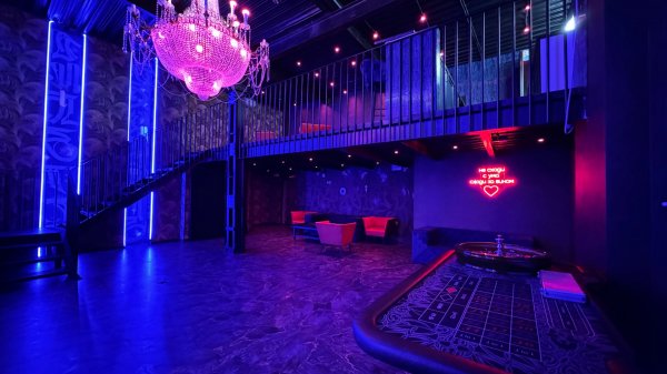 Умный Лофт для взрослых в дорогом дизайне и настоящей рулеткой