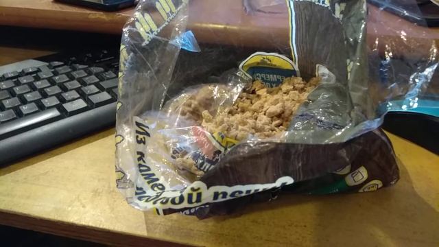 Приготовил хлебных крошек