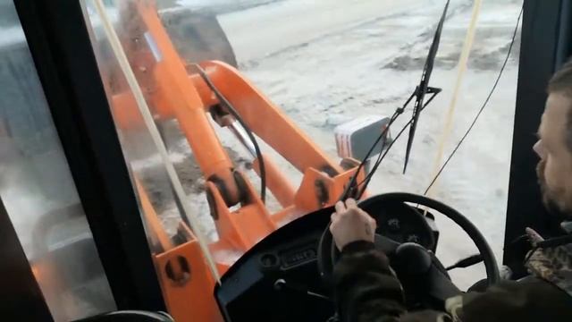 Управление фронтальный погрузчиков. Вид с кабины. смотреть онлайн