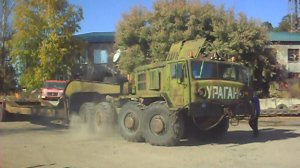 МАЗ-537с тралом ЧМЗАП-5247Г встаёт под кран.