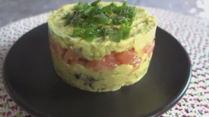 Салат из авокадо с красной рыбой