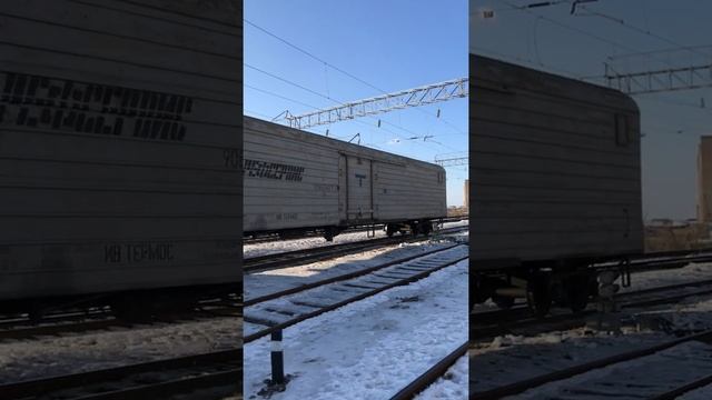 Railway. Two Russian trains meet at the station / На станции встречаются два поезда смотреть онлайн