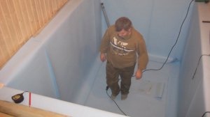 Мастер сваривает пленку в бассейне. Как сделать монтаж пленки ПВХ в бетонном бассейне своими руками