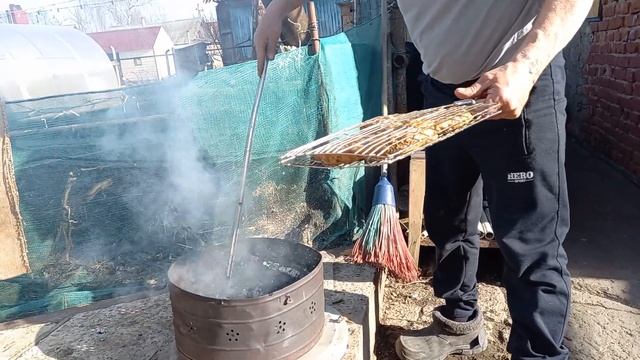 25 апреля 2022 г. Мясо на огне от моего мужа. Требуйте долива после отстоя пены. смотреть онлайн