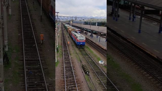 Прибытие с севера нечётного сообщения ТЭ33А Алмата1 смотреть онлайн