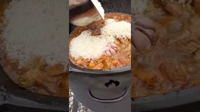 Плов с грудинкой и мякотью в казане на костре