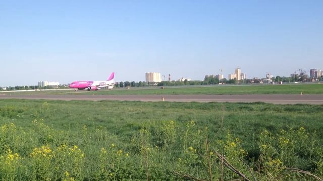 посадка в аэропорту киев(жуляны) аэробус 320 авиакомпании Wizz Air смотреть онлайн